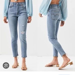 NWT Levi’s wedgie skinny jeans in a lightish wash with raw hem.